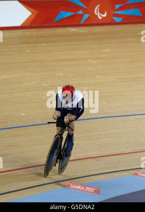 Der Brite Mark Lee Colbourne beim Männer-Einzelzeitfahren C1-2-3 1km auf dem Velodrome im Olympic Park, London. Stockfoto