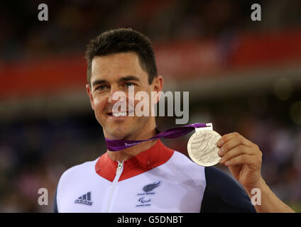 Der britische Mark Lee Colbourne feiert den Gewinn einer Silbermedaille während des Einzelzeitfahrens C1-2-3 1km im Velodrome im Olympic Park in London. Stockfoto