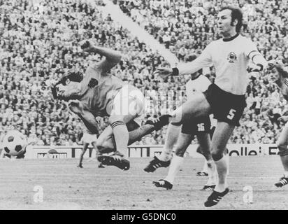 (l-r) der niederländische Mittelfeldspieler Willem van Hanegem und Westdeutschland-Kapitän Franz Beckenbauer im Einsatz während der FIFA-WM-Endrunde. Stockfoto