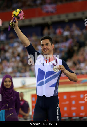 Der britische Mark Lee Colbourne feiert den Gewinn einer Silbermedaille während des 1-km-Zeitfahrens der Männer C1-2-3 im Velodrome im Olympic Park in London. Stockfoto