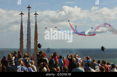 Die RAF Red Arrows führen eine Kunstflugvorführung durch, um das Bournemouth Air Festival in Dorset über einem Denkmal für Reds' Pilot Flight Lieutenant Jon egging zu eröffnen, der bei einem Absturz beim letztjährigen Festival starb. Stockfoto