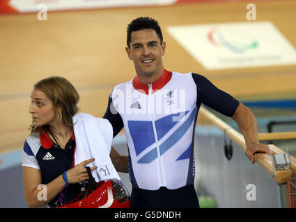 Der Brite Mark Lee Colbourne nach dem Einzelzeitfahren C1-2-3 1km auf dem Velodrome im Olympic Park, London. Stockfoto