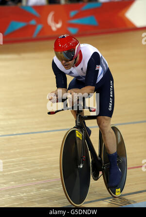 Der Brite Mark Lee Colbourne beim Männer-Einzelzeitfahren C1-2-3 1km auf dem Velodrome im Olympic Park, London. Stockfoto