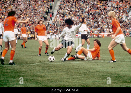 Fußball - Weltmeisterschaft 1974 - Finale - Westdeutschland gegen Holland. Der Westdeutsche Gerd Muller schießt ein Tor Stockfoto