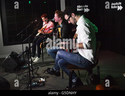 Die Band Two Door Cinema Club (von links nach rechts) Sam Halliday, Sänger Alex Trimble und Kevin Baird während ihres Gig auf Absolute Radio, London. Stockfoto