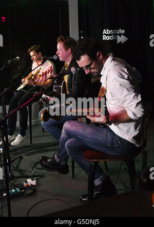 Die Band Two Door Cinema Club (von links nach rechts) Sam Halliday, Sänger Alex Trimble und Kevin Baird während ihres Gig auf Absolute Radio, London. DRÜCKEN SIE VERBANDSFOTO. Bilddatum: Donnerstag, 30. August 2012. Der Bildnachweis sollte lauten: Max Nash/PA Wire Stockfoto