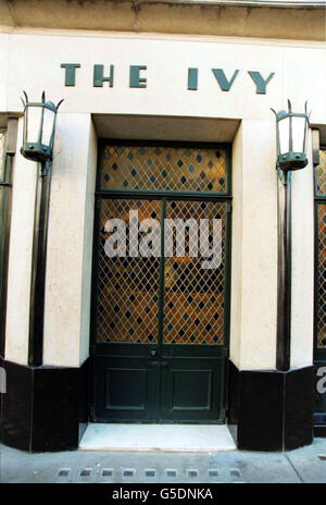 Der Eingang des Restaurants Ivy in der West Street im Zentrum von London. Stockfoto