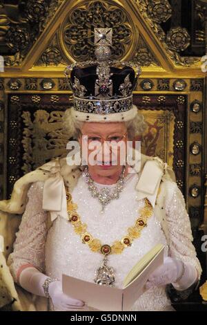 Königin Elizabeth II liest aus ihrer Rede vom Thron zum versammelten House of Lords in London. Dies ist die erste Sitzung des parlaments seit den Parlamentswahlen, die Premierminister Tony Blair für eine zweite Amtszeit zurückgaben. Stockfoto