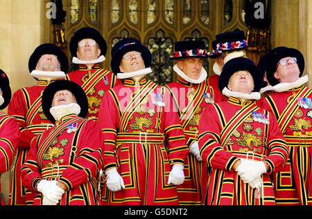 Yeoman of the Guard beobachtet, wie ein Hubschrauber vorbeifliegt, während sie sich vor der Ankunft von Queen Elizabeth zur Eröffnung des Parlaments im Palace of Westminster, London, am Royal Court versammeln. * Obwohl zeremoniell, sind die Yeoman traditionell die Leibwächter der Königin und bilden eines der ältesten Regimente in der Armee. Stockfoto