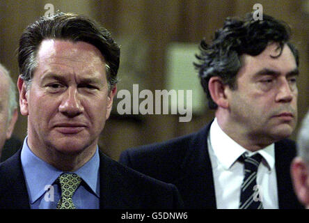 Schattenkanzler Michael Portillo (L) und Schatzkanzler Gordon Brown gehen zur Rede der Königin über die Eröffnung des Parlaments durch die zentrale Lobby des Houses of Parliament in London. * die Labour-Regierung hat, frisch nach einem zweiten Wahlsieg in Erdrutsch, ein schweres Programm von Legislativvorschlägen ausgearbeitet und sich darauf ausgerichtet, die Verpflichtungen für Schulen, Krankenhäuser und Polizeiarbeit zu erfüllen. Stockfoto