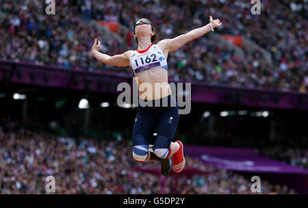 Die britische Stef Reid auf dem Weg zur Silbermedaille beim Women's Long Jump T42/44 im Olympiastadion in London. Stockfoto