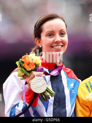 Paralympische Spiele In London - Tag 4. Die britische Stef Reid erhält ihre Silbermedaille für den Women's Long Jump - F42/44 im Olympiastadion in London. Stockfoto