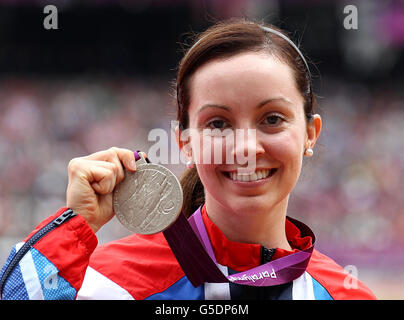 Die britische Stef Reid erhält ihre Silbermedaille für den Women's Long Jump - F42/44 im Olympiastadion in London. Stockfoto