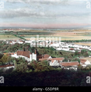 Das Schimmernde Meer der Danziger Bucht Zur erhält, Waldbedeckte Bergzüge Zu R Linken Führt Die Landstraße von Langfuhr Nach Dem Herrlich Gelegenen Oliva. Seit Etwa 1920 ist Oliva als Luftkurort in Aufnahme Gekommen. Vom Karlsberg aus Genießen Wir Einen Wandererlebnis Rundblick. Zwischen Bewaldeten Hügeln Freundliche Täler Mit Grünen Wiesen Und Wogenden Feldern, Dazwischen Liebliche Ortschaften, Klappernde Mühlen Und Pochende Eisenhämmer, Hier Einen Blick Auf Die Übersicht der alten Stadt, Dort Auf Das Nahe Schimmernde Meer. Und in all der Pracht der Natur Stück in Heiliger Ruhe sterben Schöne Kirche un Stockfoto