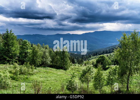 HDR-Ansichten während bergauf Makovytsya Ukraine Stockfoto