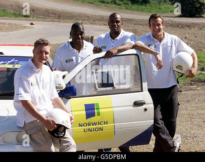 Mitglieder des Norwich Union GB Team 4x400 m Staffelkader (L-R) Sean Baldock, Mark Richardson, Du'aine Thorne-Ladejo und Chris Rawlinson nehmen an einer 4x4-Fahrklasse in der Brands Hatch Rally Rennschule Teil. * die Mannschaft trat bei Brands Hatch als Teil einer Teambuilding-Übung. Stockfoto