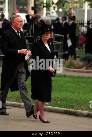 Premierministerin Margaret Thatcher und ihr privater Sekretär Peter Morrison kommen zum Ian Gow-Gedenkgottesdienst in St. Margaret's, Westminister, London. Stockfoto