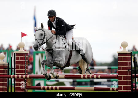 Reiten - 2012 Land Rover Burghley Horse Trials - Tag Vier - Burghley Park. Der Neuseeländer Andrew Nicholson reitet Avebury im Springreiten während der Burghley Horse Trials im Burghley Park, Stamford. Stockfoto