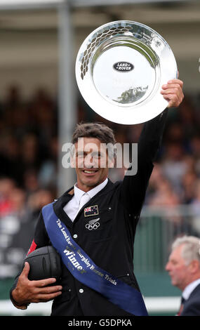 Der Neuseeländer Andrew Nicholson feiert, nachdem er während der Burghley Horse Trials im Burghley Park in Stamford im Springreiten von Avebury war. Stockfoto