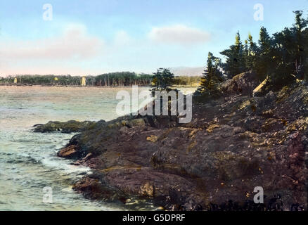 Bin Ufer des Lake Michigan.  Amerika, Nord, USA, Vereinigte Staaten von Amerika, Reisen, 1910er Jahre, 1920er-Jahre des 20. Jahrhunderts, archivieren, Carl Simon, Geschichte, historische, See, Küste, Küste, Landschaft, Natur, Wasser, Holz, Wald, hand Farbglas-Folie Stockfoto