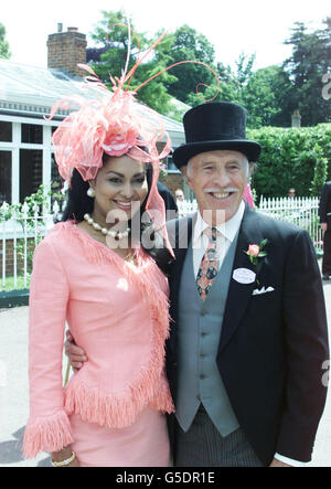 TV-Game-Show-Moderator Bruce Forsyth (C) posiert mit seiner Frau Wilnelia am Haupteingang des Ladies Day - dem vierten Tag von Royal Ascot in Berkshire. Stockfoto