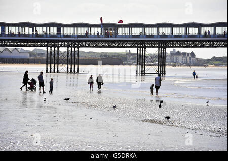 Die Menschen genießen die Sonne am Weston-super-Mare Strand, Somerset, wenn das warme Wetter weiter geht. Stockfoto