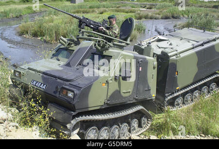 Eines der Royal Marines Commandos 'Viking' gepanzerte Fahrzeuge in Aktion während einer Demonstration in Devon. Dies ist die Royal Marines erste Zweck gebaut gepanzerte Fahrzeug ging in Scheinschlacht zum ersten Mal auf einer Militärbasis. *das speziell für das Regiment entwickelte getrackte Wikinger-Fahrzeug wurde beim Commando Logistics Regiment in Chivenor, Devon, vorgestellt. Mit bewaffneten Marines an Bord, pflügte er mit Geschwindigkeit über Land, durch tiefen Schlamm und Wasser, kletterte eine steile Steigung und engagierte eine feindliche Gruppe mit seiner 7.62mm montierten Universal-Maschinengewehr.der Wikinger wird die geben Stockfoto