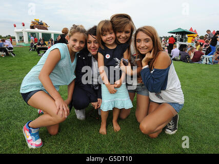 Pferderennen - Familientag - Sandown Park. Racegoers genießen ihren Tag im Sandown Park. Stockfoto