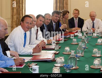 Premierminister David Cameron (2. Links) leitet die erste Kabinettssitzung nach einer Ministerumbildung in der Downing Street 10, London. Stockfoto