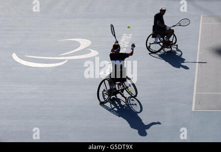 Die Briten Andy Lapthorne und Peter Norfolk in Aktion während des Männer-Quad-Doubles-Finalmatches beim Wheelchair Tennis-Event in Eton Manor, Olympic Park, London. Stockfoto