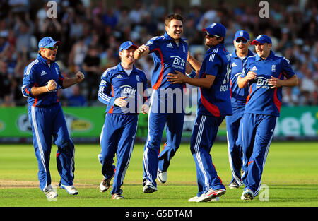 Der englische James Anderson feiert das südafrikanische Francois du Plessis Wicket während des Fifth NatWest One Day International in Trent Bridge, Nottingham. Stockfoto