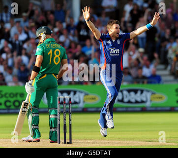 Der englische James Anderson feiert das südafrikanische Francois du Plessis Wicket während des Fifth NatWest One Day International in Trent Bridge, Nottingham. Stockfoto