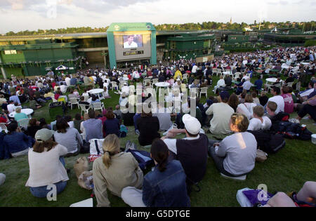 KEINE KOMMERZIELLE NUTZUNG: Die Zuschauer beobachten den nagelbeißenden Abschluss des Spiels zwischen dem Briten Barry Cowan und Pete Sampras aus den USA während des zweiten Rundenmatches der Lawn Tennis Championships in Wimbledon, London, auf einer riesigen Leinwand hinter dem Platz Nummer eins. Stockfoto