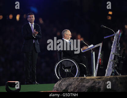 LOCOG-Vorsitzender Lord Sebastian Coe (links) und IPC-Präsident Sir Philip Craven bei der Abschlussfeier der Paralympischen Spiele 2012 im Olympiastadion in London. Stockfoto