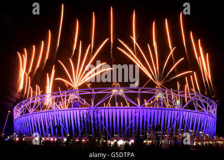 Paralympische Spiele In London - Tag 11. Während der Abschlussfeier der Paralympischen Spiele in London explodieren Feuerwerk über dem Olympiastadion. Stockfoto