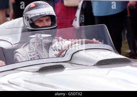 Formel-1-Fahrer David Coulthard im Mercedes Benz 300SLR 1955 beim Goodwood Festival of Speed. Das dreitägige Festival in Goodwood bei Chichester, West Sussex, ist ein Karneval für motorsportbegeisterte Fans, um berühmte Autos und ihre Fahrer in der Nähe zu bekommen. * nur eine Woche vor dem Grand-prix von Großbritannien in Silverstone. Stockfoto