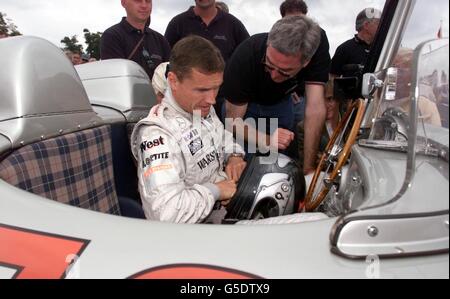 Formel-1-Pilot David Coulthard fährt beim Goodwood Festival of Speed mit einem Mercedes Benz 300SLR von 1955 die Schanze hoch. Das dreitägige Festival in Goodwood bei Chichester, West Sussex, ist ein Karneval für motorenbegeisterte Fans. * Sie haben die Möglichkeit, nur eine Woche vor dem Grand-prix von Großbritannien in Silverstone berühmte Autos und ihre Fahrer in der Nähe zu sehen. Stockfoto