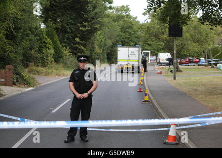 Ein Bombenabwurfwagen des Royal Logistic Corps in der Nähe des Hauses von Saad al-Hilli in Claygate, Surrey, als die Polizei einen Bereich um sein Haus evakuierte, weil sie sich um Gegenstände an der Adresse besorgt hatte. Stockfoto