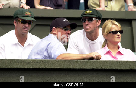 Die Mitglieder der australischen Cricket-Nationalmannschaft (l bis r) Steve Waugh, Shane Warne und Glenn McGrath sehen sich das Herrenfinale zwischen dem australischen Pat Rafter und dem kroatischen Goran Ivanisevic bei den Lawn Tennis Championships 2001 in Wimbledon an. Stockfoto