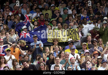 KEINE KOMMERZIELLE NUTZUNG: Tennisfans legen beim Finale der Lawn Tennis Championships 2001 in Wimbledon in London, zwischen dem australischen Pat Rafter und dem kroatischen Goran Ivanisevic, den Center Court an. Stockfoto