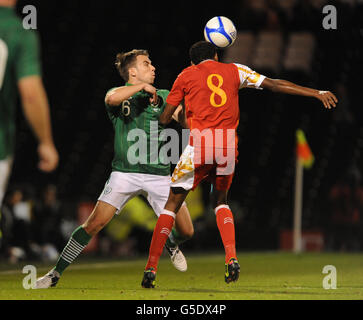 Seamus Coleman der Republik Irland (links) und Eid Al Farsi des Oman (rechts) während des International Friendly im Craven Cottage, London. Stockfoto