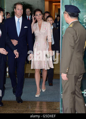 Der Herzog und die Herzogin von Cambridge werden bei der Ankunft am VIP-Terminal des Changi International Airport in Singapur im Rahmen einer neuntägigen Tour durch den Fernen Osten und den Südpazifik zu Ehren des Diamantenjubiläums der Königin begrüßt. Stockfoto