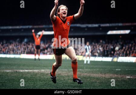 Alan Brazil von Ipswich Town feiert das einzige Tor seines Teams Stockfoto