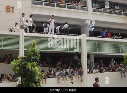 Bei einem Besuch im Strathmore Green, Queenstown Housing Estate in Singapur, im Rahmen einer neuntägigen Tour durch den Fernen Osten und den Südpazifik, zu Ehren des Queen's Diamond Jubilee, warten auf den Herzog und die Herzogin von Cambridge Menschenmassen. Stockfoto