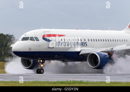 British Airways Airbus A318-112 Flugzeuge Ankunft zum static Display auf der Farnborough International Airshow G-EUNB Stockfoto