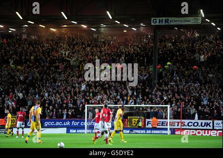 Fußball - npower Football League Championship - Charlton Athletic gegen Crystal Palace - The Valley. Crystal Palace Fans zeigen ihre Unterstützung auf den Tribünen Stockfoto