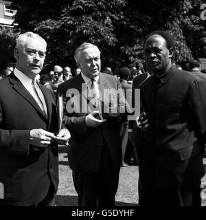 Der britische Premierminister Harold Wilson (Mitte) sprach mit dem ghanaischen Präsidenten Kwame Nkrumah (rechts) und dem neuseeländischen Premierminister KJ Holyoake im Garten des Marlborough House in London, als die Konferenz des Commonwealth-Premierministers eröffnet wurde. Stockfoto