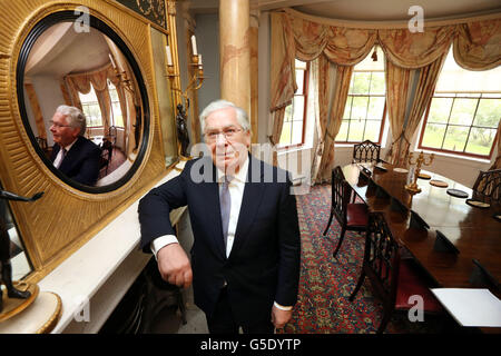 Sir Mervyn King, Gouverneur der Bank of England, während eines Besuchs im Soho House in Birmingham, war der Residenzindustriallist Matthew Boulton offizieller Anwärter auf die Wiedereröffnung des Standorts nach einer kürzlich erfolgten Renovierung. Stockfoto