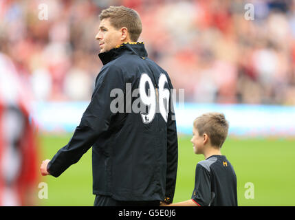 Fußball - Barclays Premier League - Sunderland gegen Liverpool - Stadium of Light. Steven Gerrard aus Liverpool kommt mit Justice 96 auf der Rückseite seines Trikots Stockfoto