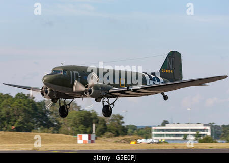 Zweiter Weltkrieg Ära Douglas C-47 (DC-3) Dakota Transportflugzeuge auf der Farnborough International Airshow. Stockfoto